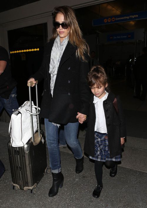 Jessica Alba: Ασορτί παλτό με  την κόρη της! (φωτό)