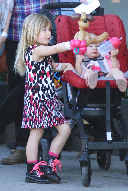 Tori Spelling: Στηρίζει οικογενειακώς το φιλανθρωπικό έργο του John Varvatos