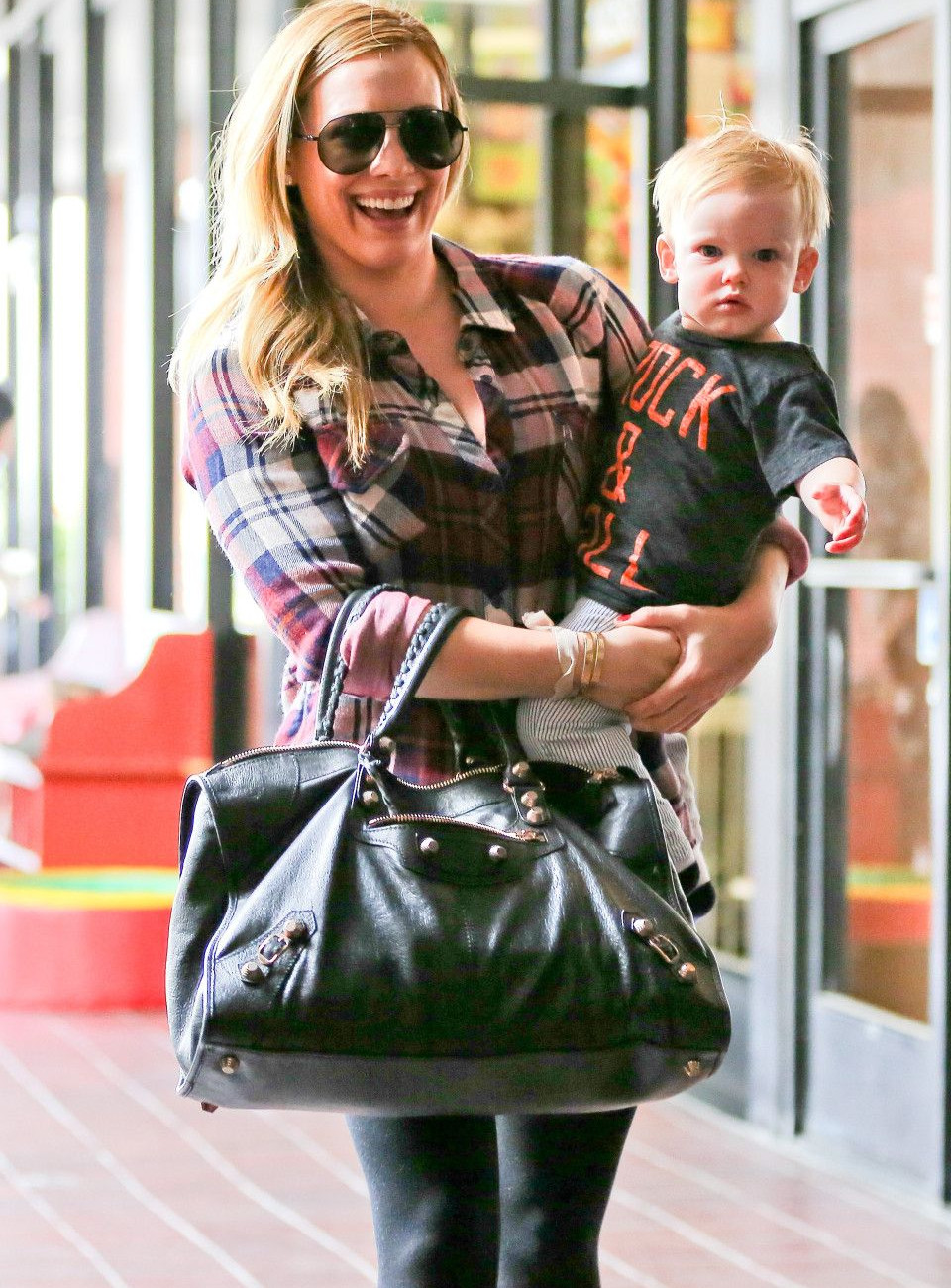 Hillary Duff: Ο γιος της έγινε ενός και εκείνη χαμογελάει πλατιά!