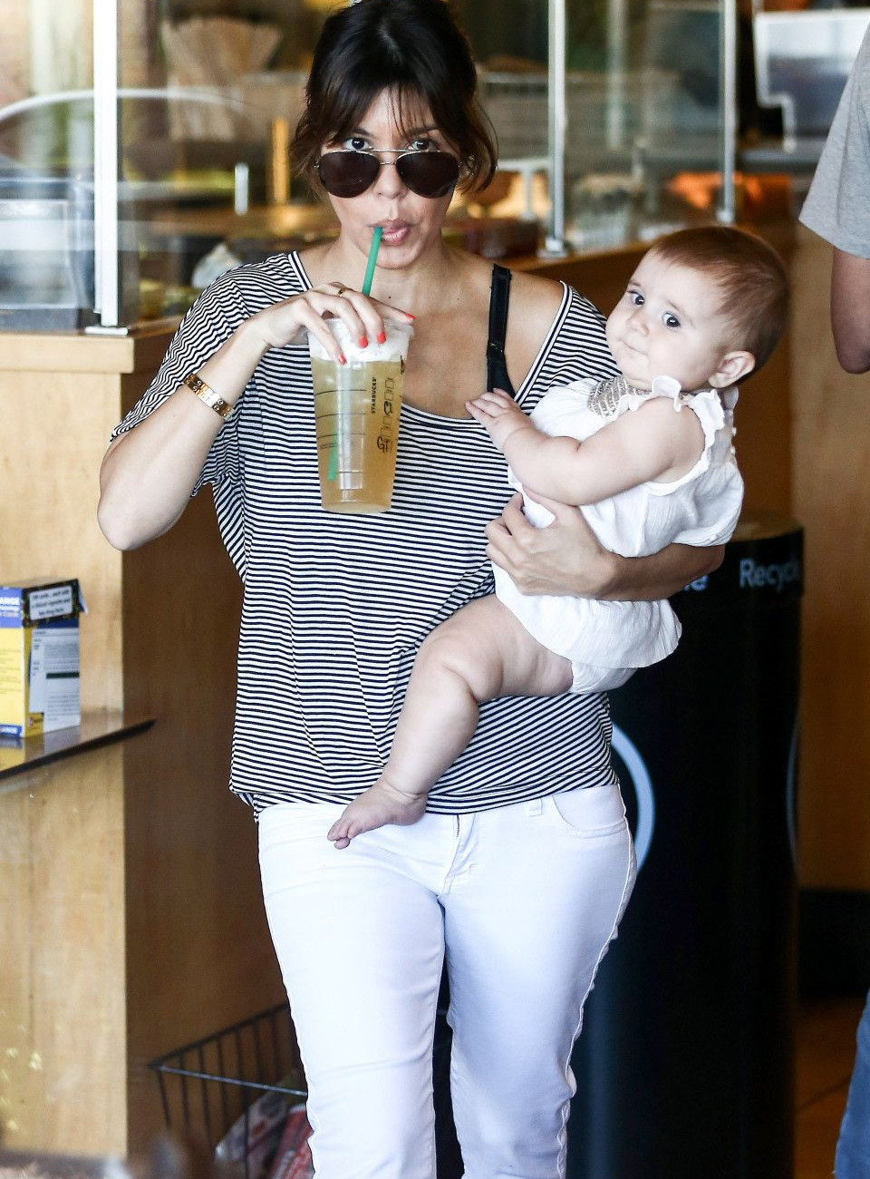 Ενώ η Kim περιμένει να γίνει μητέρα η Kourtney Kardashian απολαμβάνει την οικογενειακή ζωή!