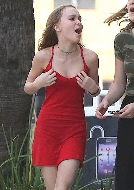 Η κόρη του Johnny Depp και της Vanessa Paradis έγινε σωστή δεσποινίδα