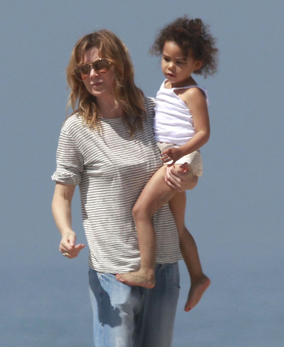 Ellen Pompeo: Πέταξε αετό με την Stella στην παραλία!