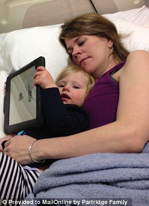 Γυναίκα γέννησε τρίδυμα που μοιάζουν σαν δυο σταγόνες βροχής και τα ξεχωρίζει με χρώματα (φωτό)