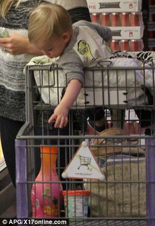 Hilary Duff: Ψώνια για φρούτα και λαχανικά με τον γιο της Lucas (φωτό)