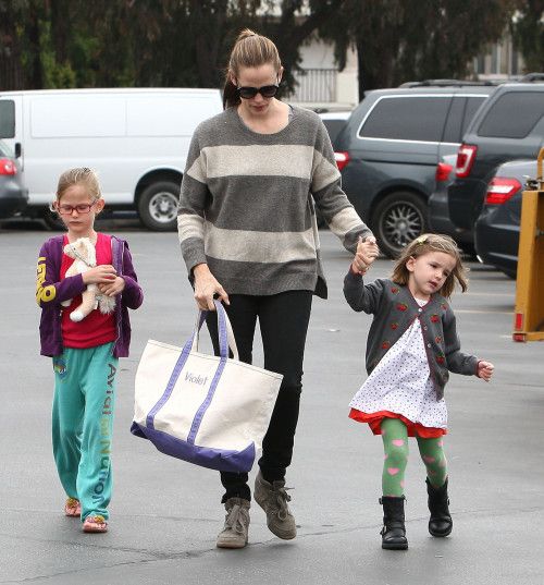 Jennifer Garner: Απολαμβάνοντας το κυριακάτικο πρωινό με τις κόρες της (φωτό)