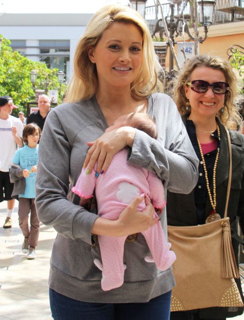 Holly Madison: Αν και δεν έχει σαραντίσει, δεν πάει πουθενά χωρίς την κόρη της! (φωτό)