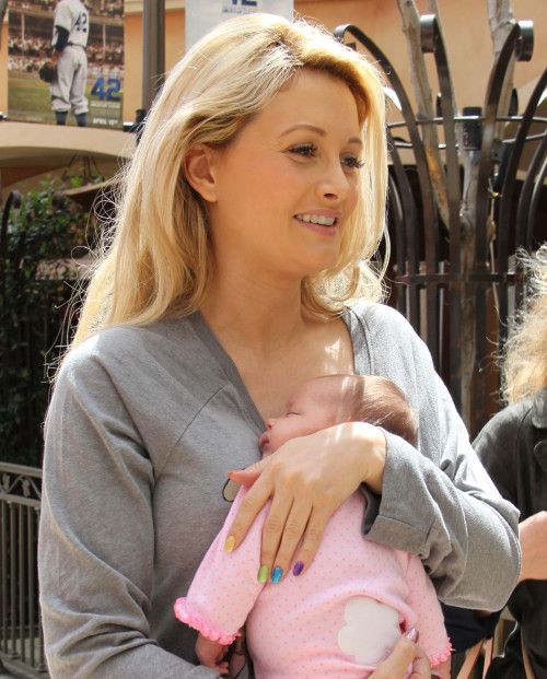 Holly Madison: Αν και δεν έχει σαραντίσει, δεν πάει πουθενά χωρίς την κόρη της! (φωτό)