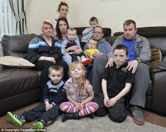 Άνεργη μητέρα δέκα παιδιών συνεχίζει να κάνει και άλλα παρά το γεγονός ότι δεν έχει τα χρήματα για να τα μεγαλώσει!