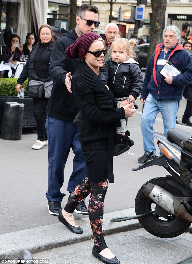 Η κόρη της Pink έφαγε την πρώτη της γαλλική σπεσιαλιτέ, τα σαλιγκάρια!