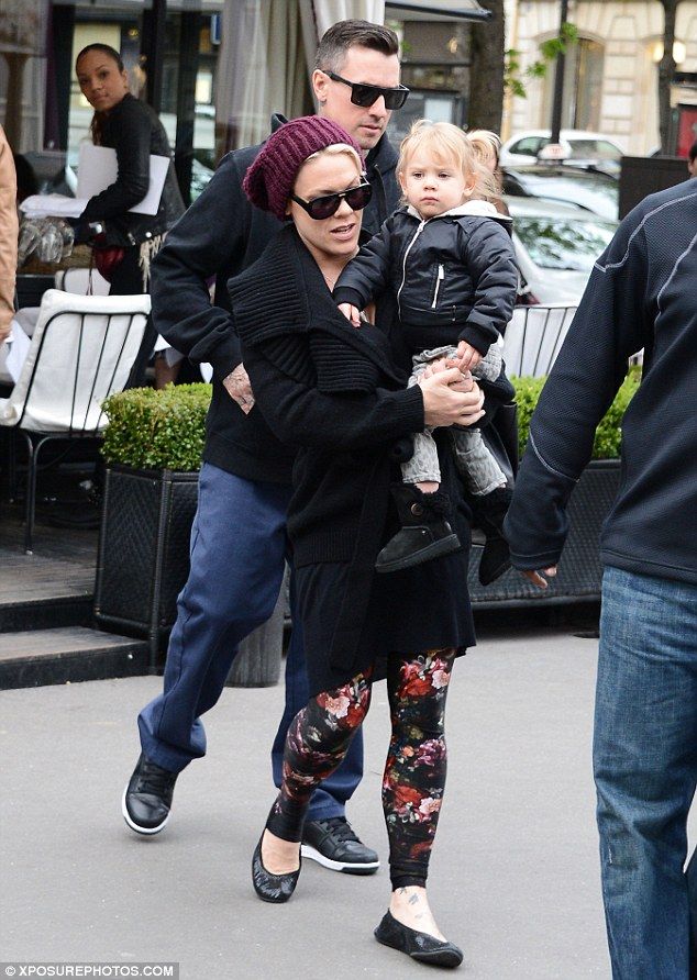 Η κόρη της Pink έφαγε την πρώτη της γαλλική σπεσιαλιτέ, τα σαλιγκάρια!