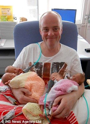 Τετράδυμα γεννήθηκαν 11 εβδομάδες νωρίτερα και επέζησαν! (φωτό)