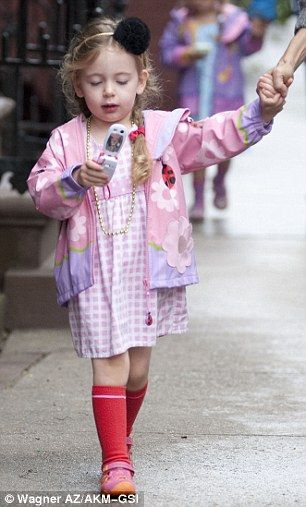 Οι δίδυμες της Sarah Jessica Parker και τα κινητά τους τηλέφωνα! (φωτό)