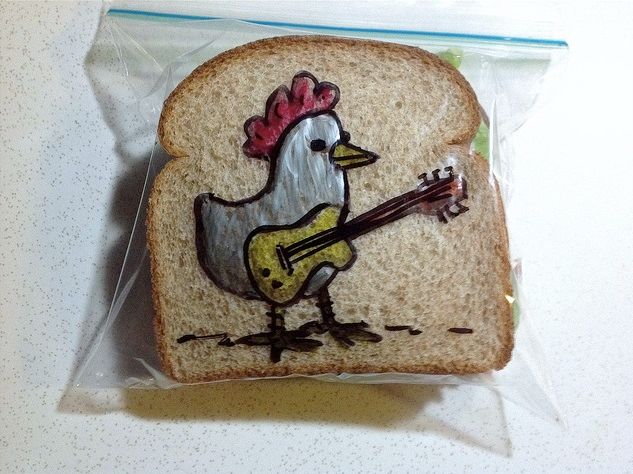 Ο απίθανος μπαμπάς που εδώ και 5 χρόνια ζωγραφίζει κάθε μέρα τα σακουλάκια των sandwich των παιδιών του!