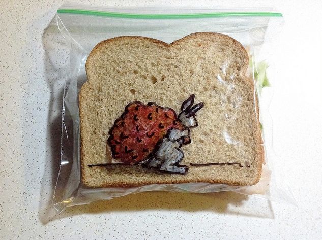 Ο απίθανος μπαμπάς που εδώ και 5 χρόνια ζωγραφίζει κάθε μέρα τα σακουλάκια των sandwich των παιδιών του!