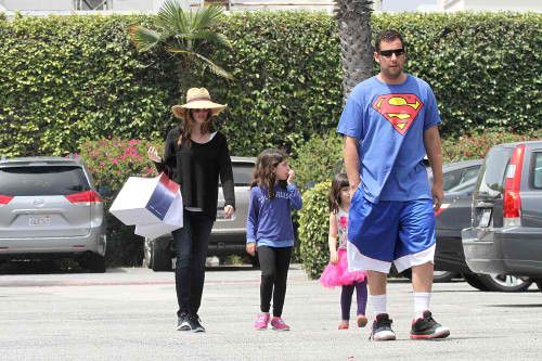 Τρυφερός μπαμπάς ο Adam Sandler!