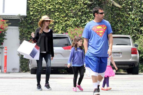 Τρυφερός μπαμπάς ο Adam Sandler!