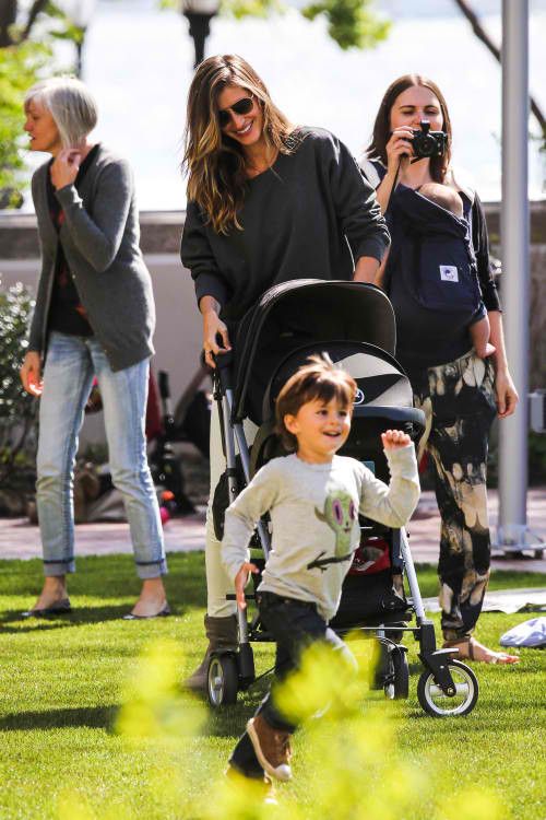 Gisele Bündchen: Μία μέρα με τα παιδιά στο πάρκο! (φωτό)