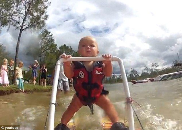 Βίντεο: Ο απίστευτος 7μηνών μπόμπιρας που δεν περπατάει αλλά κάνει θαλάσσιο σκι!