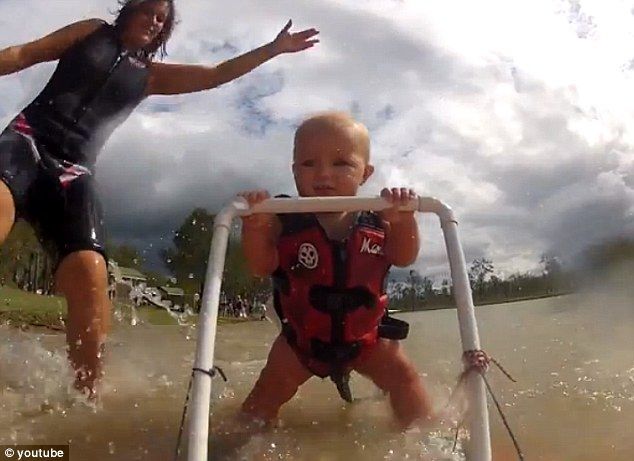 Βίντεο: Ο απίστευτος 7μηνών μπόμπιρας που δεν περπατάει αλλά κάνει θαλάσσιο σκι!