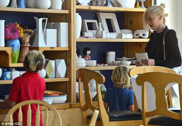 Gwen Stefani: Ψώνια με τους γιους της για τη Γιορτή της Μητέρας! (φωτό)