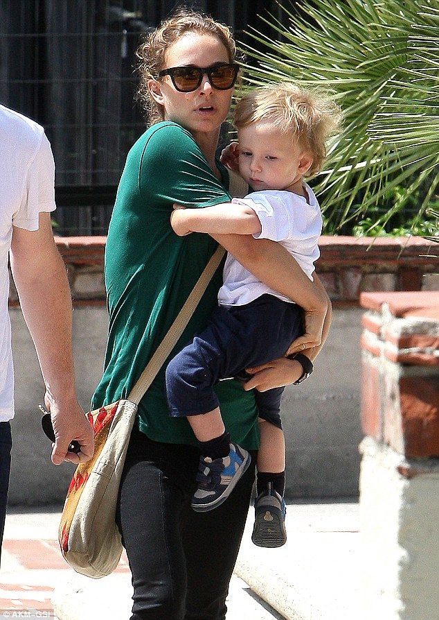 Natalie Portman: Απογευματινή βόλτα με τον γιο της!