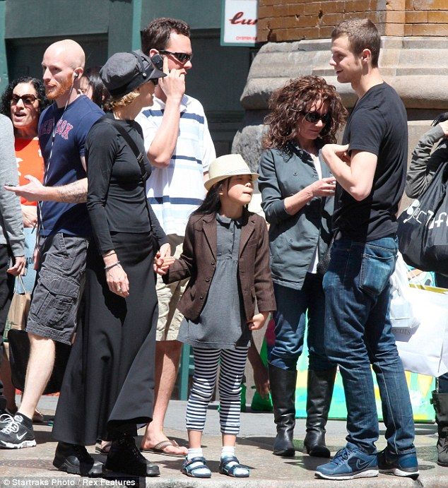 Σπάνια εμφάνιση της Meg Ryan με τα παιδιά της με τα οποία γιόρτασε τη Γιορτή της Μητέρας! (φωτό)