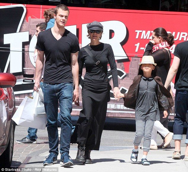 Σπάνια εμφάνιση της Meg Ryan με τα παιδιά της με τα οποία γιόρτασε τη Γιορτή της Μητέρας! (φωτό)