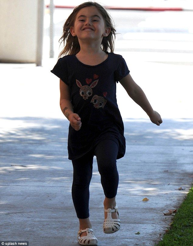 Alessandra Ambrosio: Απολαμβάνοντας τη βόλτα της με την κόρη της! (φωτό)