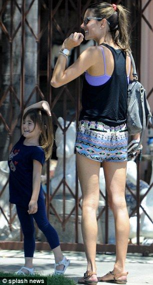 Alessandra Ambrosio: Απολαμβάνοντας τη βόλτα της με την κόρη της! (φωτό)