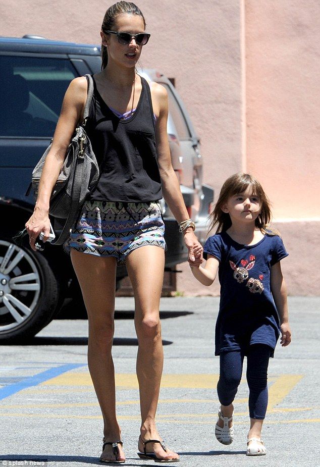 Alessandra Ambrosio: Απολαμβάνοντας τη βόλτα της με την κόρη της! (φωτό)