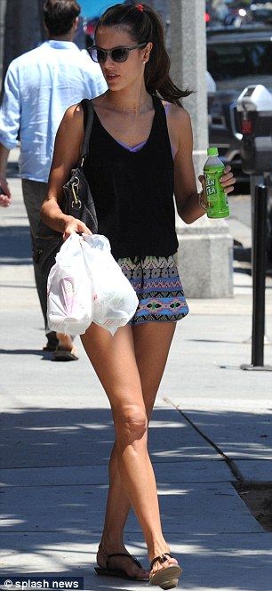 Alessandra Ambrosio: Απολαμβάνοντας τη βόλτα της με την κόρη της! (φωτό)