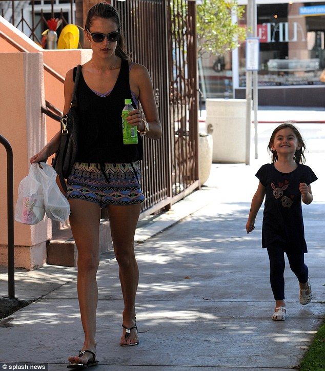 Alessandra Ambrosio: Απολαμβάνοντας τη βόλτα της με την κόρη της! (φωτό)