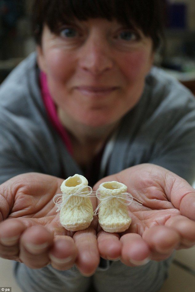 Απίστευτο: Έφτιαξαν παπούτσια μωρού από μητρικό γάλα!