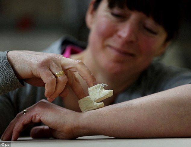 Απίστευτο: Έφτιαξαν παπούτσια μωρού από μητρικό γάλα!