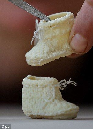 Απίστευτο: Έφτιαξαν παπούτσια μωρού από μητρικό γάλα!