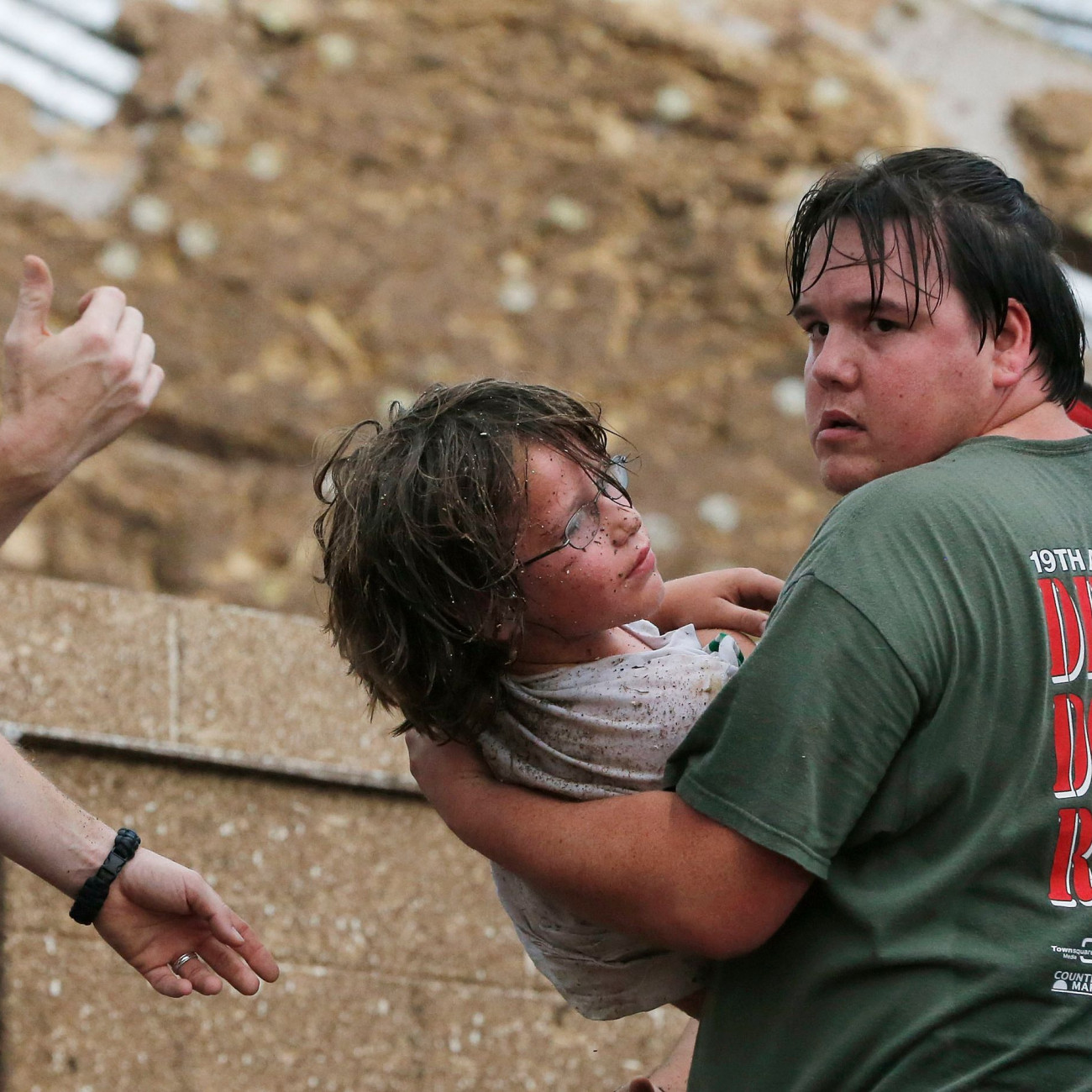Αληθινές ιστορίες: Οι δάσκαλοι που έσωσαν τα παιδιά την ώρα του τυφώνα