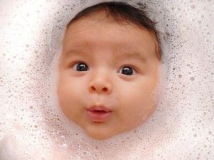 Μωρό και μπάνιο: Παιχνίδια στη μπανιέρα!