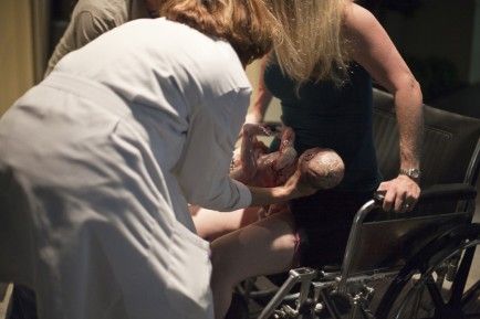 Η γέννα ενός μωρού, λεπτό προς λεπτό, έξω από το μαιευτήριο (φωτογραφίες)