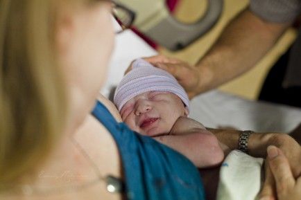 Η γέννα ενός μωρού, λεπτό προς λεπτό, έξω από το μαιευτήριο (φωτογραφίες)