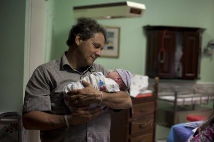 Η γέννα ενός μωρού, λεπτό προς λεπτό, έξω από το μαιευτήριο (φωτογραφίες)