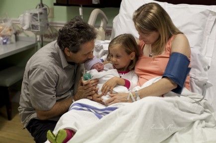 Η γέννα ενός μωρού, λεπτό προς λεπτό, έξω από το μαιευτήριο (φωτογραφίες)