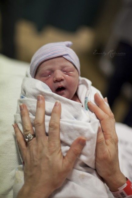 Η γέννα ενός μωρού, λεπτό προς λεπτό, έξω από το μαιευτήριο (φωτογραφίες)