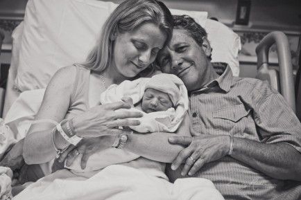 Η γέννα ενός μωρού, λεπτό προς λεπτό, έξω από το μαιευτήριο (φωτογραφίες)