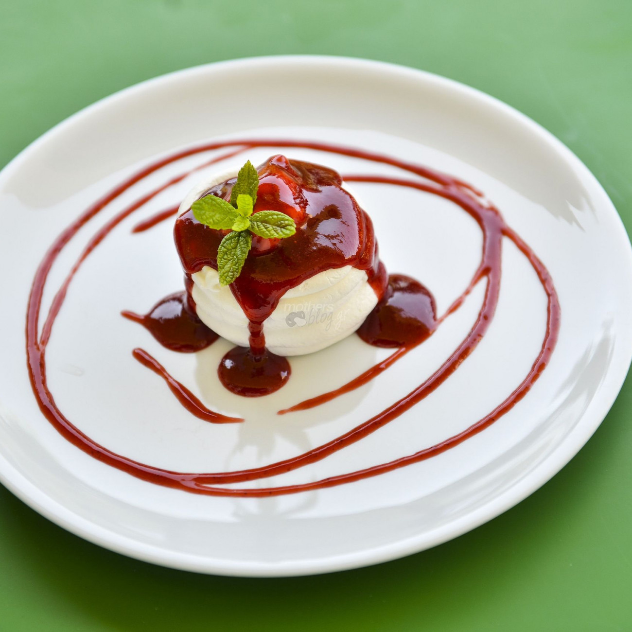 Ο Γιώργος Γεράρδος ετοιμάζει Πάβλοβα με φράουλες