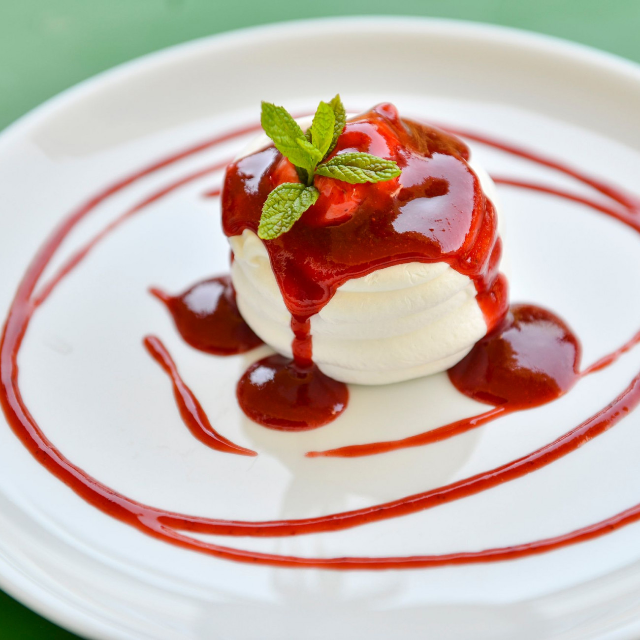 Ο Γιώργος Γεράρδος ετοιμάζει Πάβλοβα με φράουλες