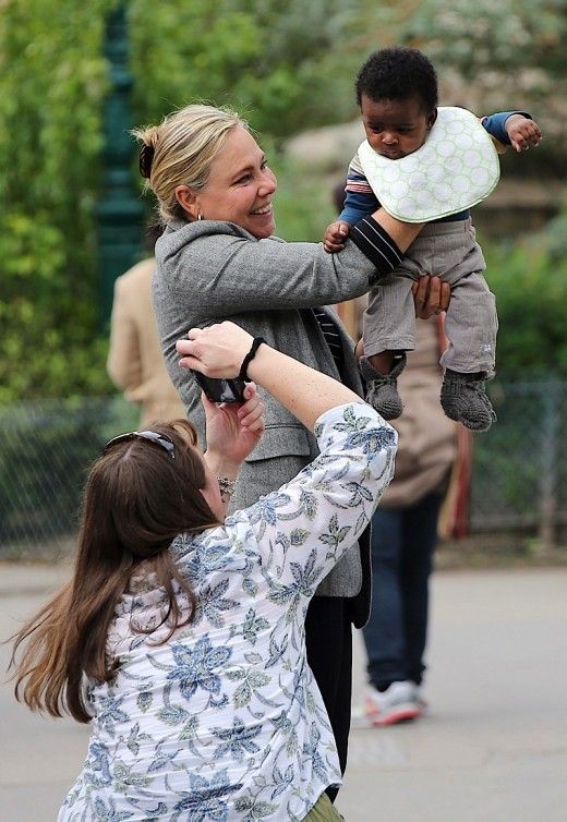 Η Σαρλίζ Θερόν έχει μάτια μόνο για τον υιοθετημένο της γιο Μάικλ! (φωτό)