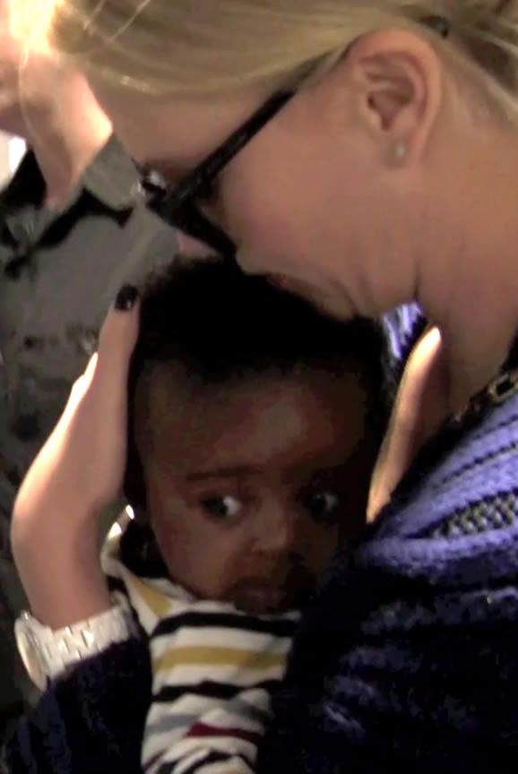 Η Σαρλίζ Θερόν έχει μάτια μόνο για τον υιοθετημένο της γιο Μάικλ! (φωτό)