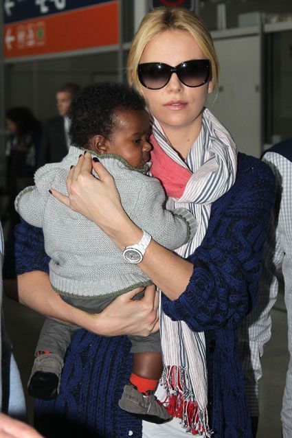 Η Σαρλίζ Θερόν έχει μάτια μόνο για τον υιοθετημένο της γιο Μάικλ! (φωτό)