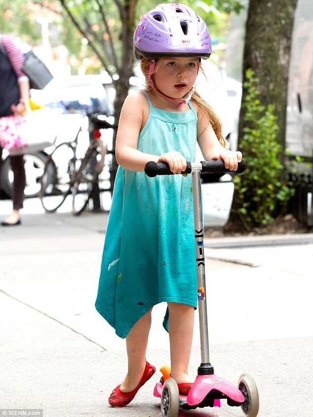 Οι δίδυμες κόρες της Σάρα Τζέσικα Πάρκερ διασκέδασαν στη βόλτα τους με τα σκούτερ τους! (φωτό)