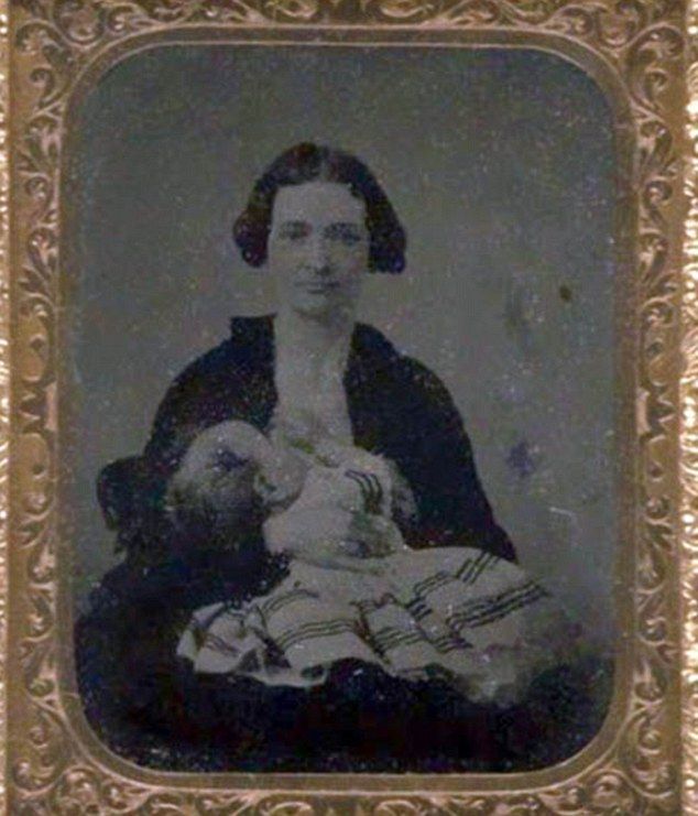 Περίεργα φωτογραφικά πορτρέτα γυναικών του 1800 να θηλάζουν τα παιδιά τους προβληματίζουν τους Κοινωνιολόγους και τους Ιστορικούς! (φωτό)